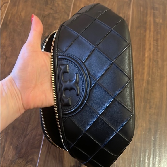 Tory Burch Black Quilted Crossbody Bag with Gold Chain - Picture 5 of 6